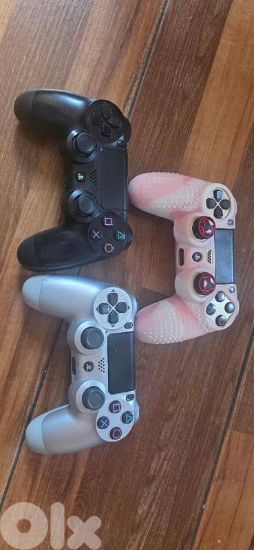 ps4 with 3 controllers and 7 games and steering wheel 4