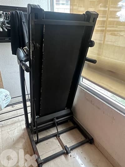 جهاز مشي كهربائي يحتوي على شاشة  و برامج سرعة