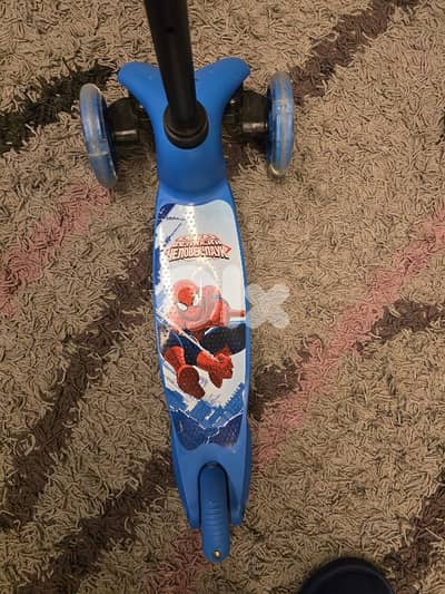 Spiderman scooter for boys with muliticolor lighted wheels - like new