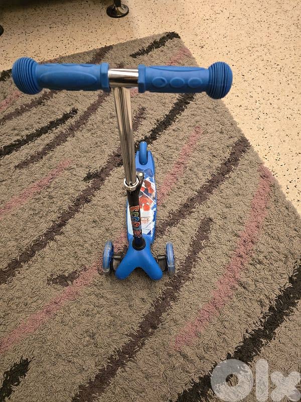 Spiderman scooter for boys with muliticolor lighted wheels - like new 2