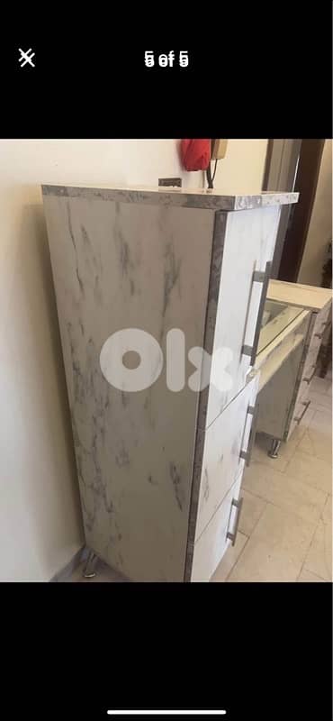 طاولة منيكور مع خزانة و   ٣ جوارير