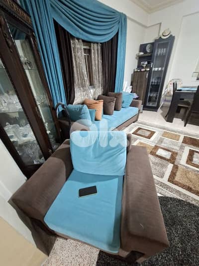 صالون للبيع