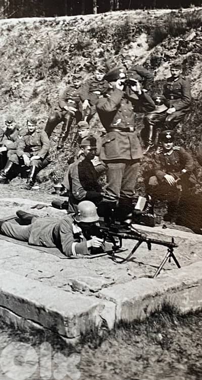 صورة نازي قديمة تظهر جندي الماني يقنّص بسلاحه على هذف