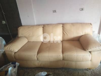 صالون و طاولة سفرة صغيرة