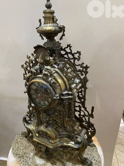 ساعة أنتيك مع  طاولة صالون خشب مع زجاج