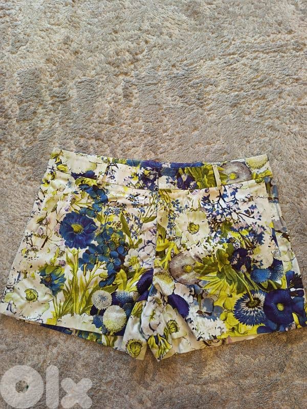 Zara flower prints shorts Size M 1