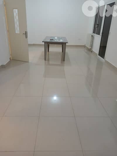 Cornet el Hamra apt for rent 130m² Main Road