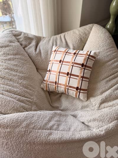 beige and brown cushion