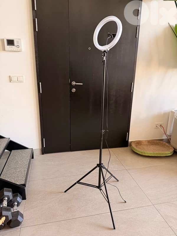 ring light with a tripod stand 1