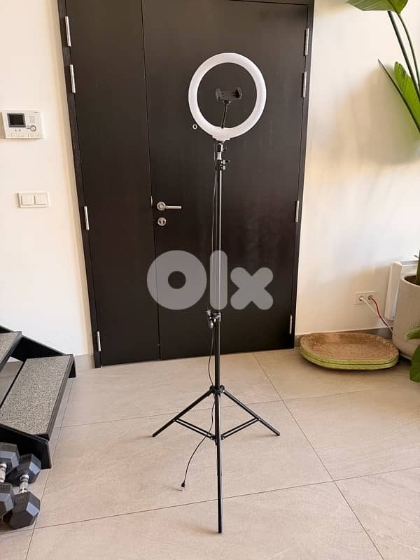 ring light with a tripod stand 2