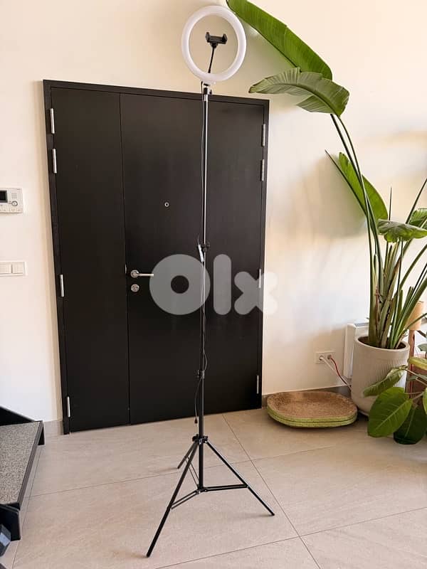 ring light with a tripod stand 3