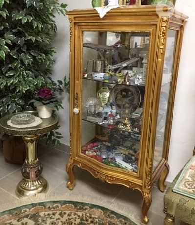 فاترين حفر خشب - Golden Wooden Showcase