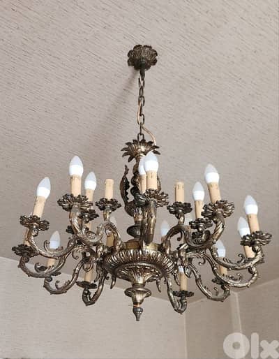 Vintage Bronze Chandelier 24 lampes.