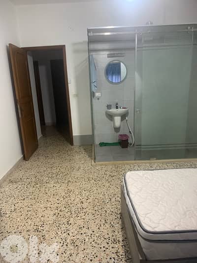 2 beds in different rooms in a male dorm rent للرجال سريرين  للإيجار
