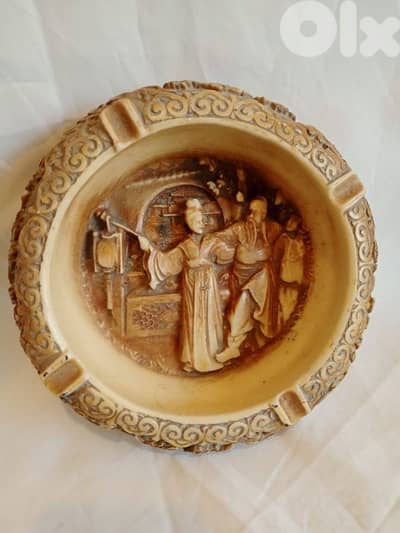 منفضة قديمة منقوشة من الراتنج