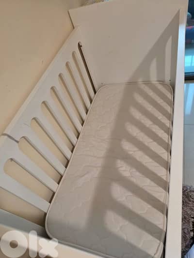 سرير خشب جديد