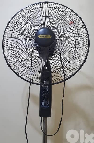 مروحة  Crown  صنع تايوان مع علبه ٢٥ دولار كتير نضيف  وناعم مستعمل قليل