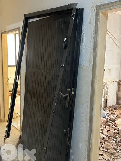باب حديد قوي و نظيف
