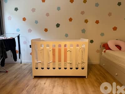 Baby crib with mattress and bedding