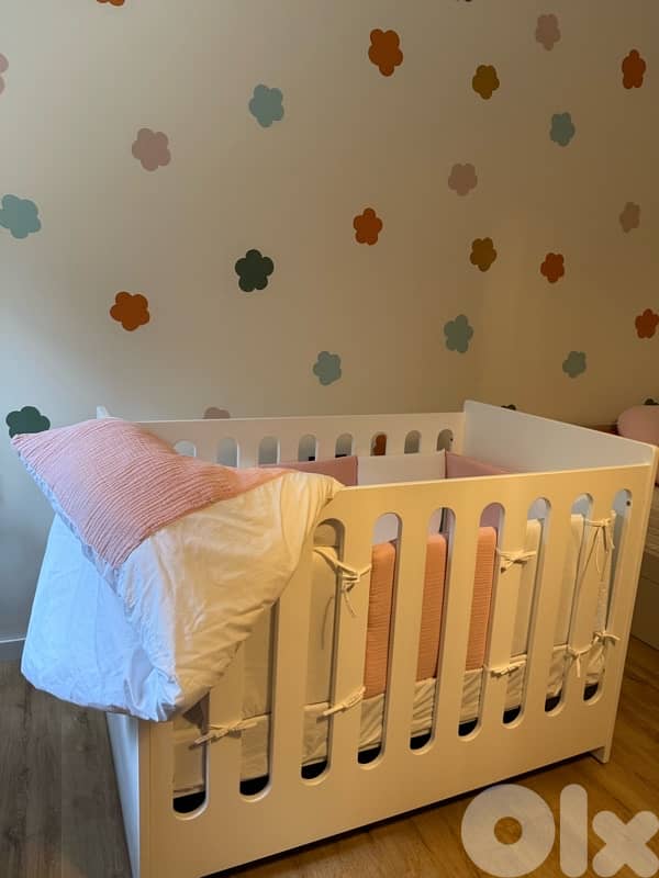 Baby crib with mattress and bedding 3