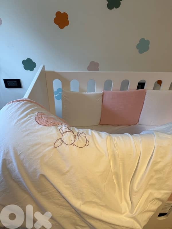 Baby crib with mattress and bedding 8