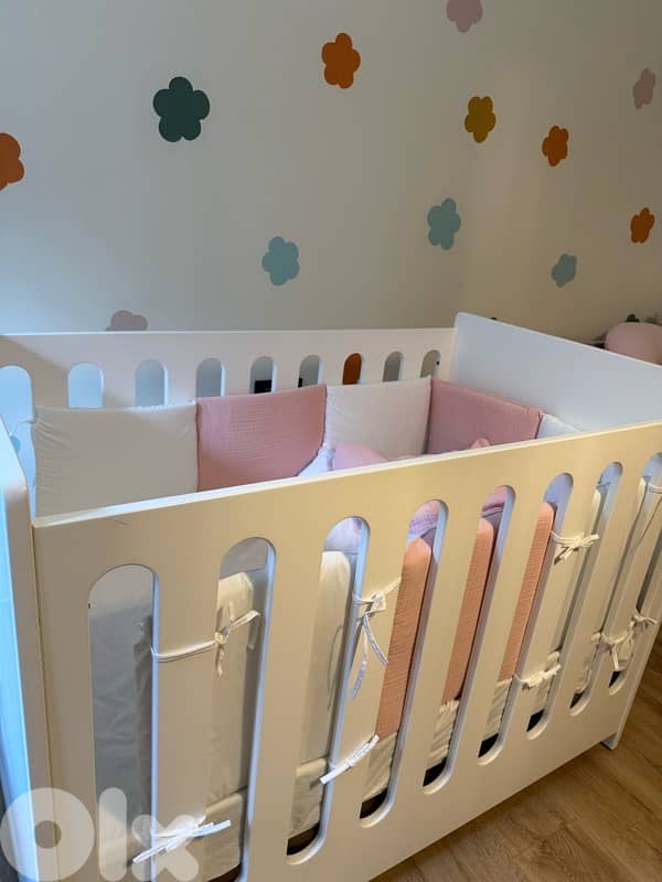 Baby crib with mattress and bedding 10