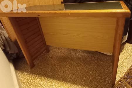 طاولة سفرة خشب 100x75 مع ٥ كراسي و درسوار