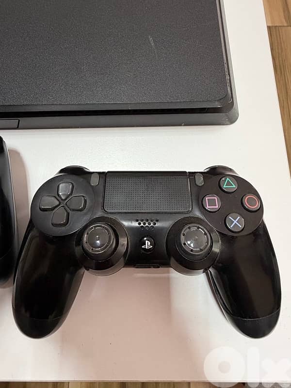 PS4 slim with all cables, 2 controllers and EAFC26 7