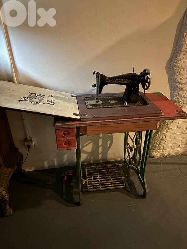 vintage sewing machine 1