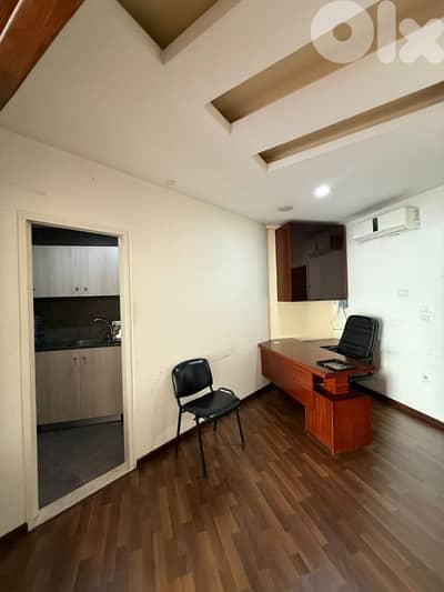 مكتب مفروش للأجار في جونية  مساحة:٧٨ متر ٥٠٠$