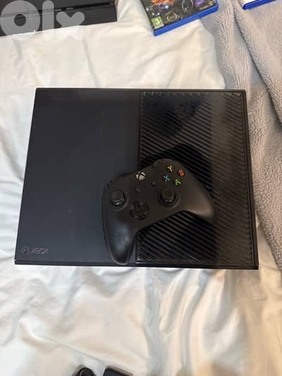 Xbox one console + one controller