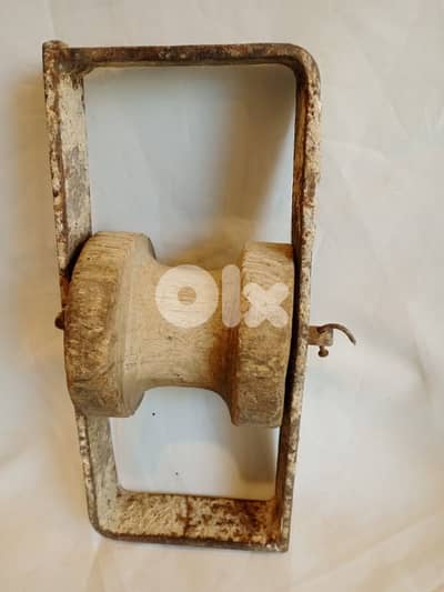 بكرة قديمة خشب ومعدن