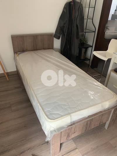 تخت مفرد مع فرشة جديدة من المعمل بافضل الاسعاو