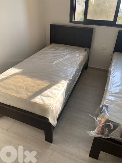 تخت مفرد مع فرشة جديدة من المعمل بافضل الاسعار