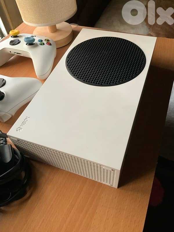 XBOX S 2 controllers and full  account game pass 1