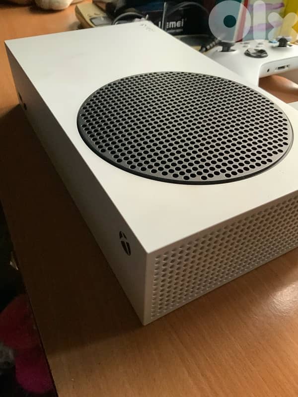 XBOX S 2 controllers and full  account game pass 2