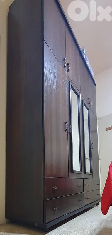 خزانة ثياب  بني غامق  طول ٢٦٠  عرض  ٢٠٠ غمق ٥٣  شبه جديد  كتير  نضيف