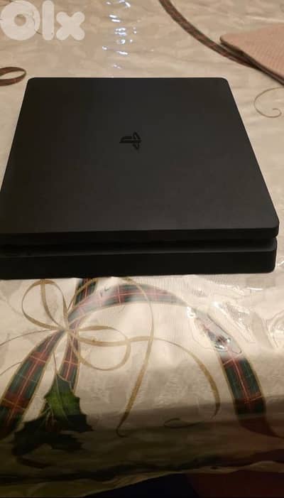 ps4 like new with cable and 7 games and 3 controllers