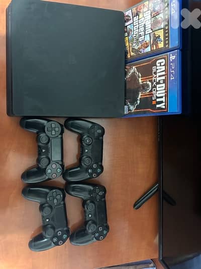 ps4 slim + 4 controllers + 3cds