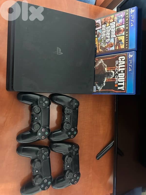 ps4 slim + 4 controllers + 3cds 1