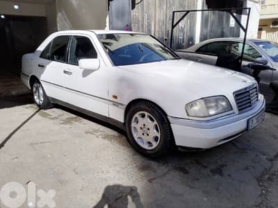 مرسيدس ٢٢٠ كتير نضيفة 1995