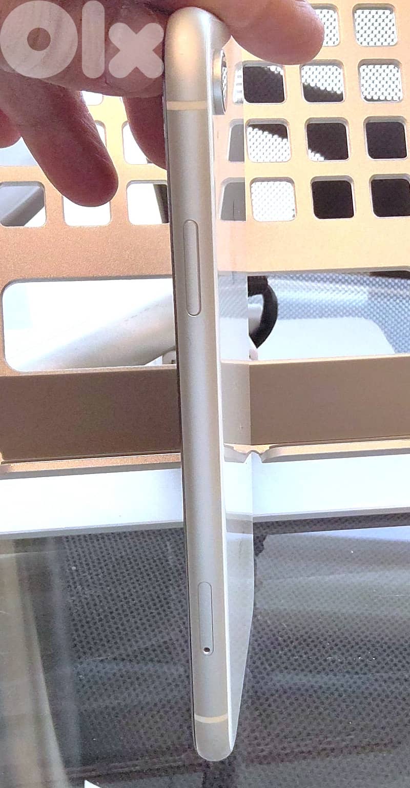 iPhone XR 128GB White 4