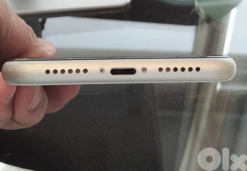 iPhone XR 128GB White 6