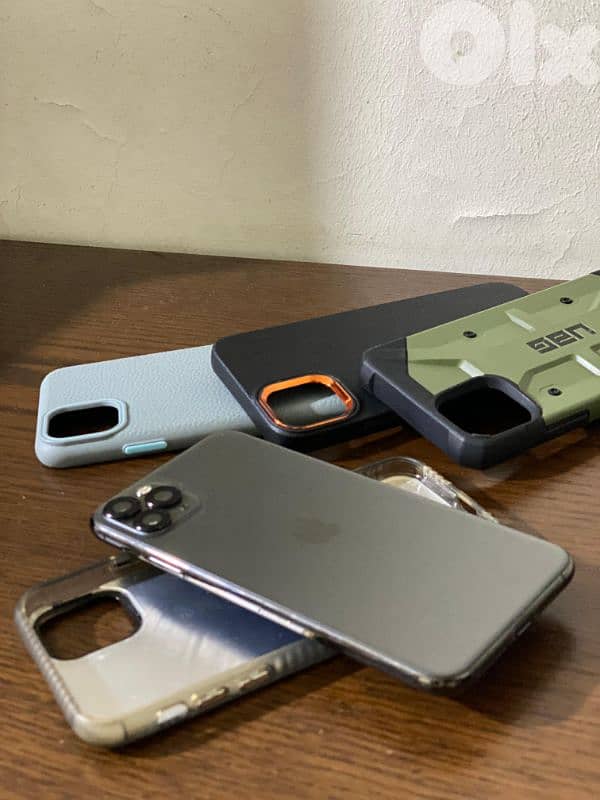 iphone 11 pro max (NOT opened) as new 7