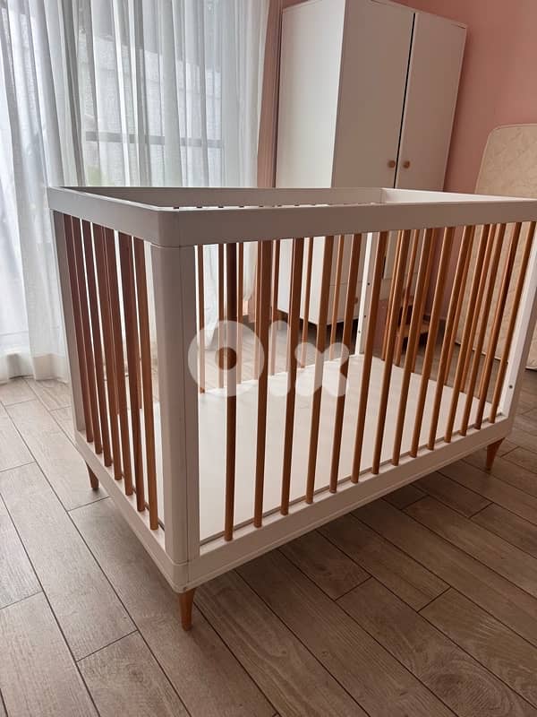 Like new baby crib - gently used & loved 1