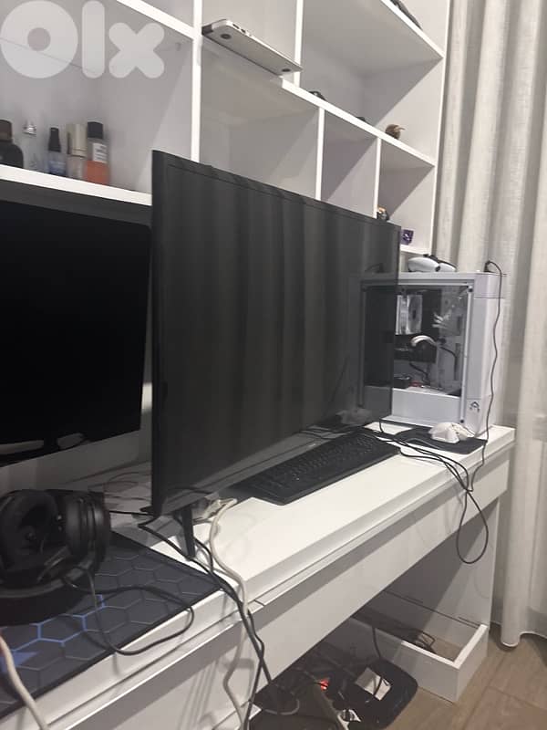 Samsung 40” LED Smart TV Excellent Condition, Original Remote 2