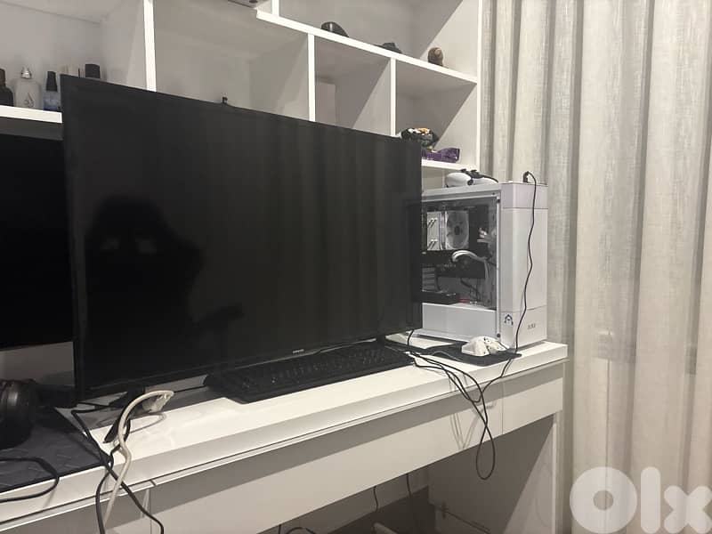 Samsung 40” LED Smart TV Excellent Condition, Original Remote 3