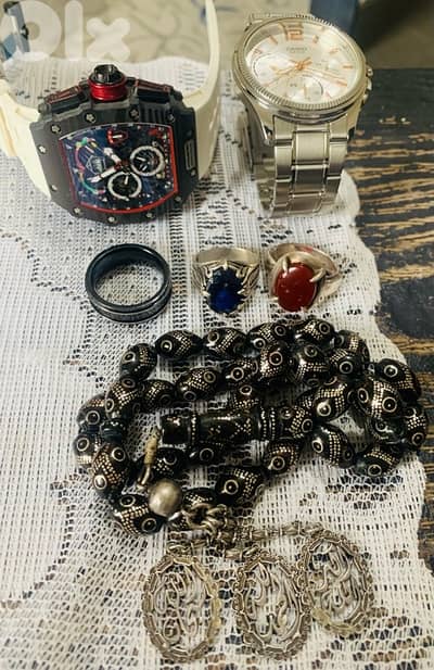 خواتم، ساعات، و مسبحة