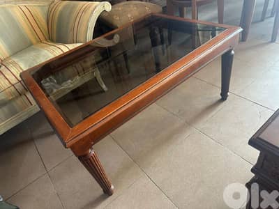 طاولة خشب زان كتير مرتبة ونظيفة