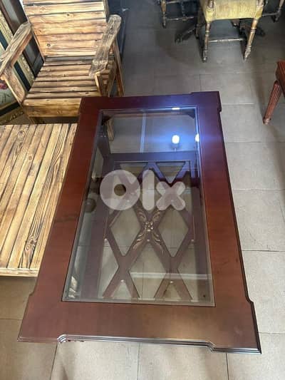 طاولة نص خشب زان كتير حلوة ونظيفة